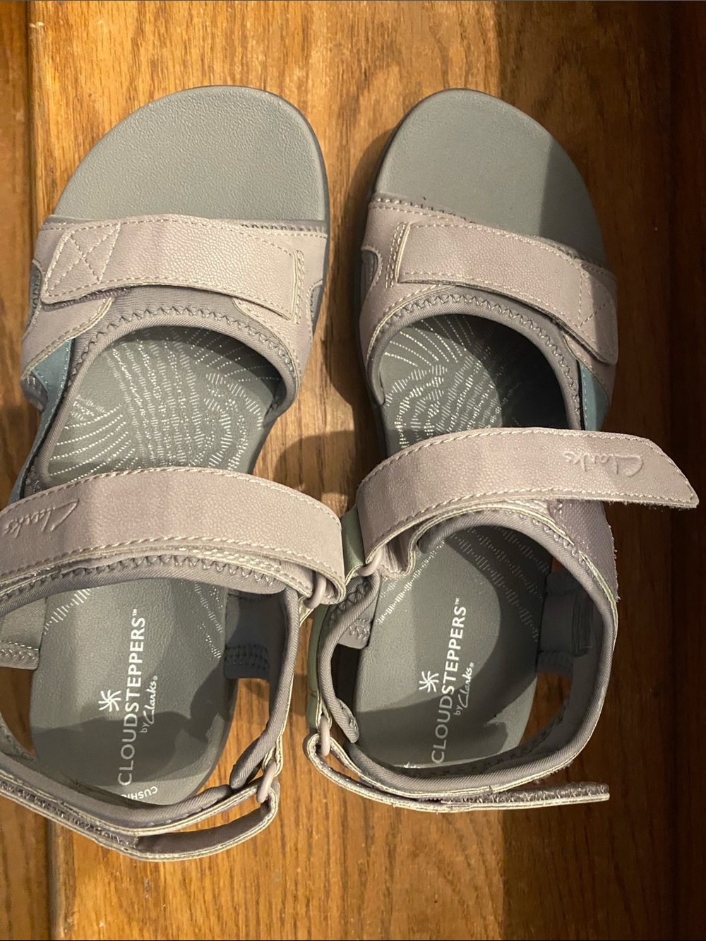 New Clarks Cloudsteppers Gray Adjustable Hook-and-Loop Sandals 7